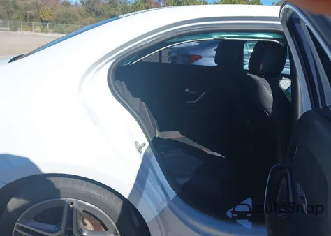 2020 Mercedes-Benz A 220 4Matic z USA, uszkodzony, nr VIN W1K3G4FB4LJ228984